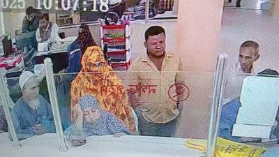 সোনালী ব্যাংকের ভেতর থেকে নারী গ্রাহকের টাকা নিয়ে উধাও তিন ব্যক্তি