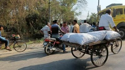 দুর্ঘটনাস্থলে স্থানীয়রা