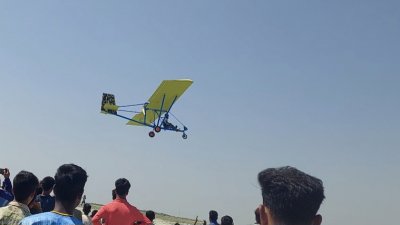 নিজের তৈরি বিমানে উড়লেন জুলহাস মোল্লা