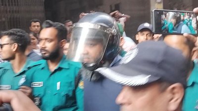 আদালত চত্বরে সাদেক এগ্রোর মালিক ইমরান হোসেন