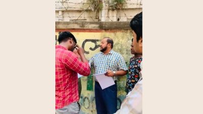 মাহমুদুল হক কাগজ হাতে মাঝে