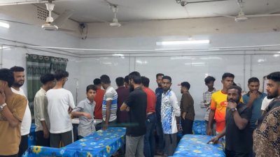 হাসপাতালে নিহতের স্বজনদের ভিড়