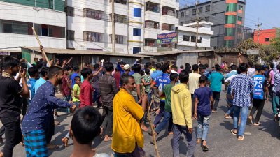 অটোরিকশাচালকদের মহাসড়ক অবরোধ