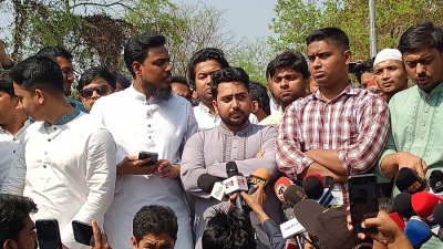 রায়েরবাজারে জুলাই গণঅভ্যুত্থানে শহীদদের কবর জিয়ারত শেষে সাংবাদিকদের ব্রিফ করেন এনসিপির শীর্ষ নেতারা