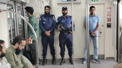 মেট্রো ট্রেনের ভেতরে দায়িত্ব পালন করবেন এমআরটি পুলিশ সদস্যরা