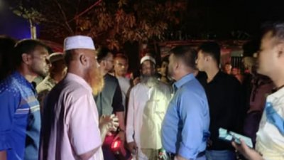 এলাকায় ডাকাত পড়েছে সন্দেহে গ্রামবাসী তাদের ঘিরে ফেলে