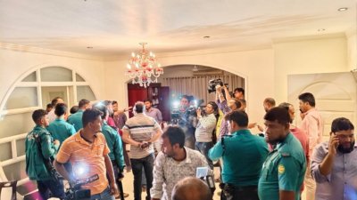 পুলিশের উপস্থিতিতে চলছে তল্লাশি, এরা কারা