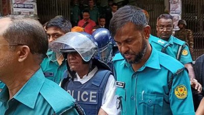 আদালত চত্বরে শামসুদ্দিন চৌধুরী মানিক (ফাইল ছবি)
