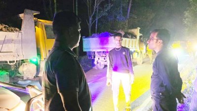 অভিযানে অবৈধ বালু-মাটি ভর্তি ট্রাক আটক