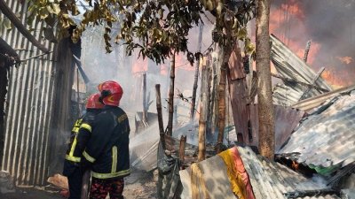 বিআরপি বস্তির আগুন নেভানোর চেষ্টা করছেন ফায়ার সার্ভিসের কর্মীরা