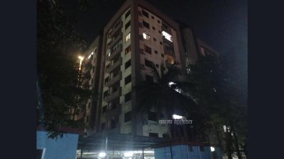 ন্যামভবনের কয়েকটি ফ্ল্যাটে রাতে বাতি জ্বলছে (ছবি: প্রতিবেদক)