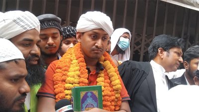 আদালত প্রাঙ্গণে মোস্তফা আসিফ