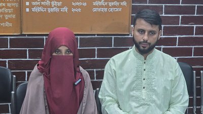 সংবাদ সম্মেলনে কথা বলছেন তাহমিনা আক্তার তামান্না