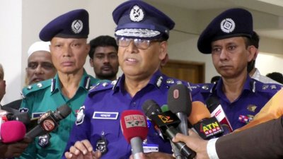 রংপুরে সাংবাদিকদের সঙ্গে কথা বলেন পুলিশের মহাপরিদর্শক বাহারুল আলম