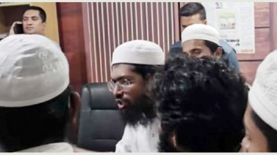 গ্রেফতার অর্ণবের মুক্তির দাবিতে শাহবাগ থানায় ভিড় করেন 'তৌহিদী জনতা' পরিচয় দেওয়া একদল ব্যক্তি