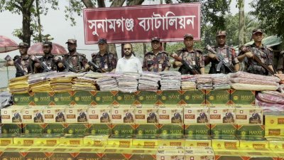 উদ্ধার ভারতীয় কাপড় ও অন্যান্য পণ্য