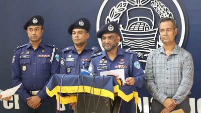 সংবাদ সম্মেলনে কথা বলছেন চট্টগ্রাম জেলা পুলিশ সুপার (এসপি) সাইফুল ইসলাম সানতু