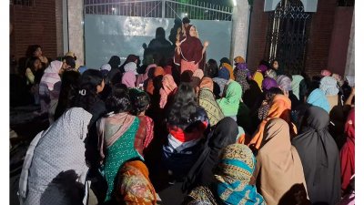 তাপসী রাবেয়া হলের সামনে আন্দোলন শুরু করেন শিক্ষার্থীরা
