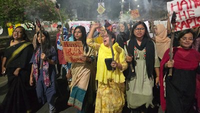 রোকেয়া হলের শিক্ষার্থীদের মশাল মিছিল