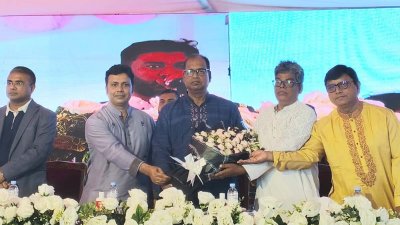 ইফতার মাহফিলে বক্তব্য রাখছেন শামসুজ্জামান দুদু