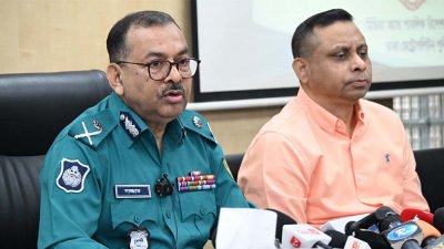 সংবাদ সম্মেলনে বক্তব্য রাখছেন ডিএমপি কমিশনার শেখ মো. সাজ্জাত আলী