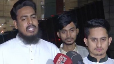 সাংবাদিকদের সঙ্গে কথা বলছেন আখতার হোসেন