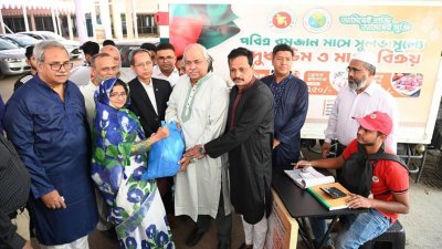 শনিবার প্রেস ক্লাব চত্বরে জাতীয় প্রেস ক্লাব সদস্যদের জন্য সুলভ মূল্যে দুধ-ডিম মাংস বিক্রি কার্যক্রম শুরু হয়েছে