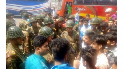 এক ঘণ্টা পর সড়কে যান চলাচল স্বাভাবিক হয়