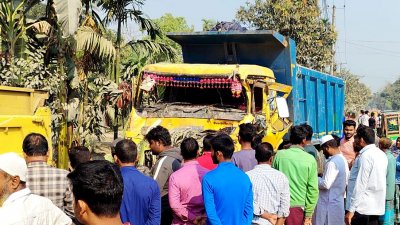 দুর্ঘটনাকবলিত ডাম্পট্রাক