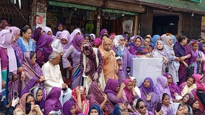 বাংলাদেশ জাতীয়তাবাদী মহিলা দলের সমাবেশে বক্তব্য দিচ্ছেন সেলিমা রহমান