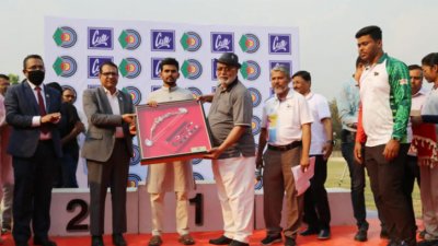 ক্রীড়া উপদেষ্টাকে বিশেষ স্মারক দেওয়া হয়