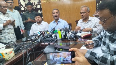 সাংবাদিকদের ব্রিফ করেন আইন উপদেষ্টা আসিফ নজরুল