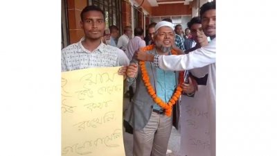 শিক্ষার্থীরা প্ল্যাকার্ড হাতে নিয়ে তত্ত্বাবধায়ক ডা. শহিদুল্লাহ লিংকনের গলায় ফুলের মালা পরিয়ে দেন