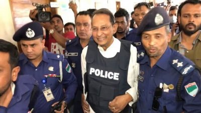 আদালত প্রাঙ্গণে হাসানুল হক ইনু