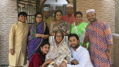 শুটিংয়ে কয়েক প্রজন্মের শিল্পীরা