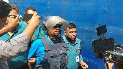 আদালত প্রাঙ্গণে জুনাইদ আহমেদ পলক