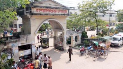 গুলিবিদ্ধ রতন আলীকে কুষ্টিয়া জেনারেল হাসপাতালে ভর্তি করা হয়েছে