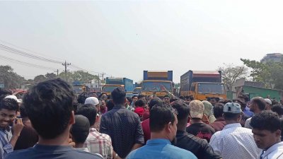 ঢাকা-চট্টগ্রাম মহাসড়ক অবরোধ করে বিক্ষোভ করেছেন শিক্ষার্থীরা
