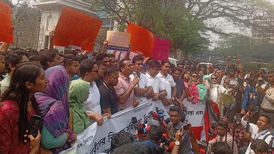 মানববন্ধনে কথা বলছেন রাকিবুল ইসলাম রাকিব