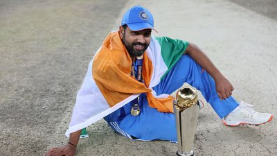 ট্রফি নিয়ে রোহিতের ফটোসেশন