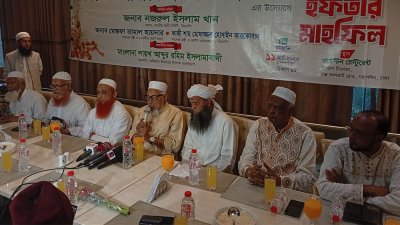 ইফতার মাহফিলে বক্তব্য রাখছেন নজরুল ইসলাম খান