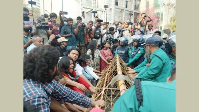 পুলিশের সঙ্গে ধর্ষণ ও নিপীড়নের বিরুদ্ধে বাংলাদেশ প্লাটফর্মের হাতাহাতি