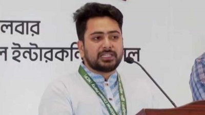 বক্তৃতা করছেন জাতীয় নাগরিক পার্টির (এনসিপি) আহ্বায়ক নাহিদ ইসলাম