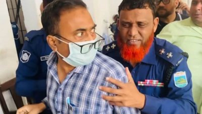 বরখাস্ত পুলিশ সুপার ফজলুল হককে (মাস্ক পরিহিত) কারাগারে নেওয়ার পথে আদালতের বারান্দায় ছবি তুললে তিনি সাংবাদিকদের মারধর করেন