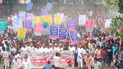 মঙ্গলবার দুপুরে টাঙ্গাইল জেলা প্রশাসকের কার্যালয়ের সামনে বিক্ষোভ