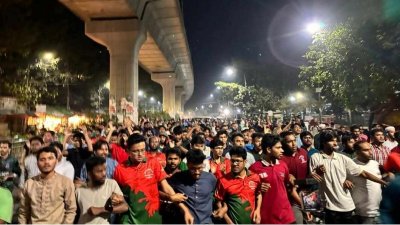 ঢাবিতে মধ্যরাতে সাধারণ শিক্ষার্থীদের বিক্ষোভ মিছিল
