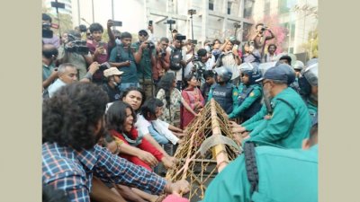 পুলিশের সঙ্গে ধর্ষণ ও নিপীড়নের বিরুদ্ধে বাংলাদেশ প্লাটফর্মের হাতাহাতি
