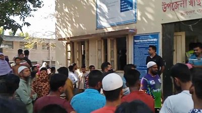 চিকিৎসায় অবহেলার অভিযোগে এলাকাবাসী হাসপাতাল ঘেরাও করেন