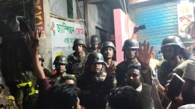 পুলিশ ও সেনাসদস্যরা গিয়ে পরিস্থিতি শান্ত করেন