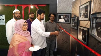 পিআইবি পরিদর্শনে তথ্য উপদেষ্টা 